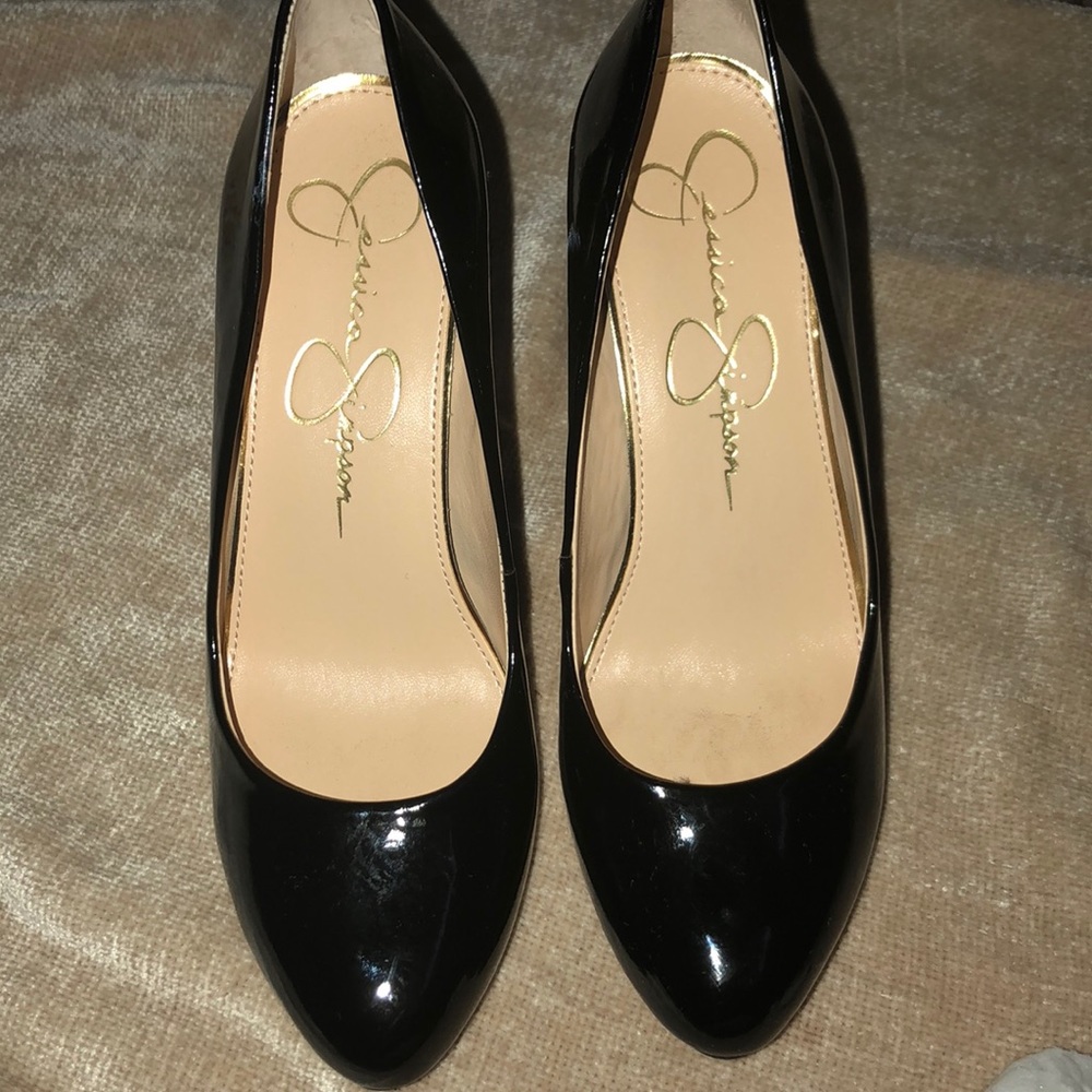 Black pumps